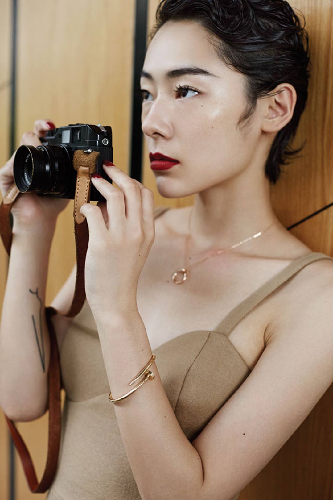 日本知名模特赤坂沙世佩戴卡地亚juste un clou系列手镯及项链拍摄