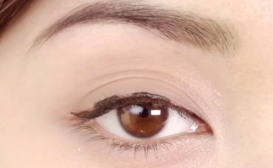 1,刚开始画眼线时尽量先从细眼线画起再慢慢变粗,不要一次画超粗才会