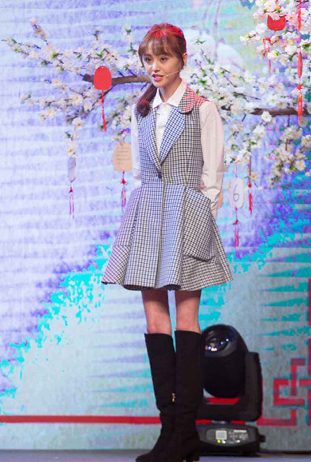 钟小姐身高174公分,体重仅44公斤,腿部"形销骨立",单看腿觉得这个人