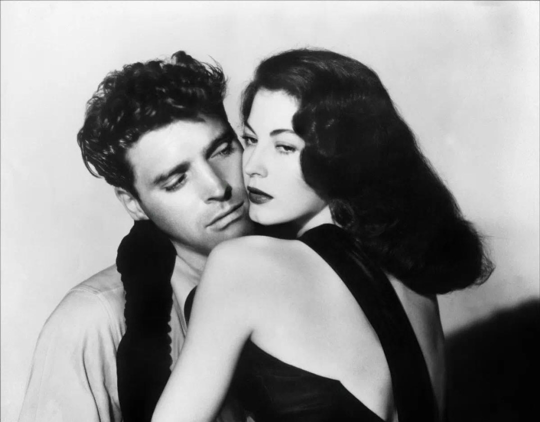 1946年的《绣巾蒙面盗》(the killers)根据海明威小说改编,在当年