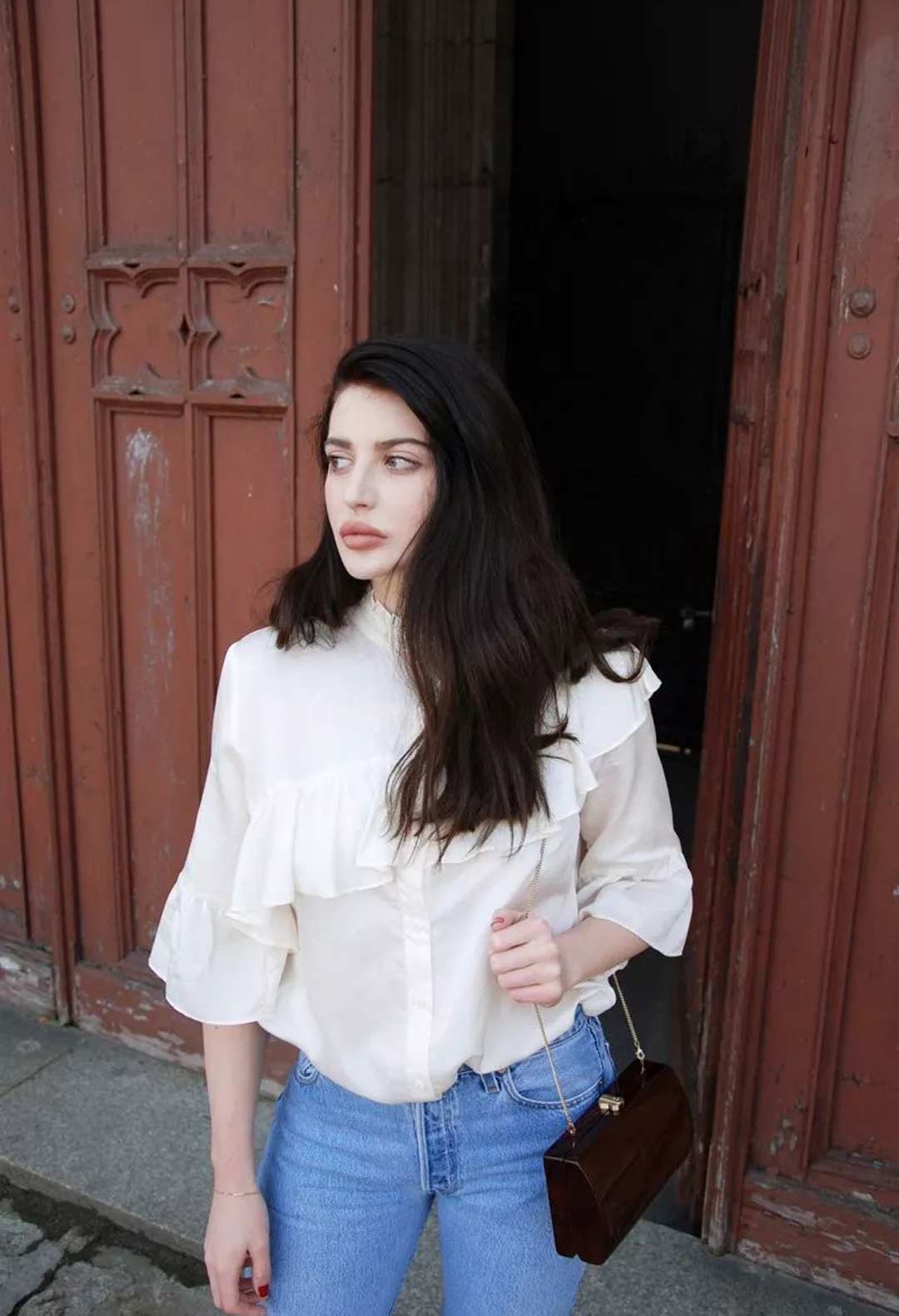 腰瘦的大胸姑娘可以像laura matuszczyk一样,买一件短点的白衬衫做