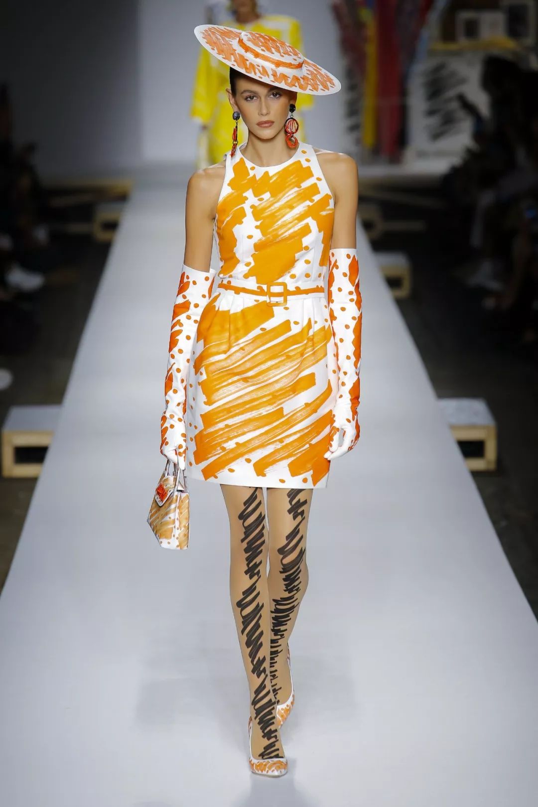 jeremy将服装工作室中的元素搬上秀场,主打"半成品"的创意理念.