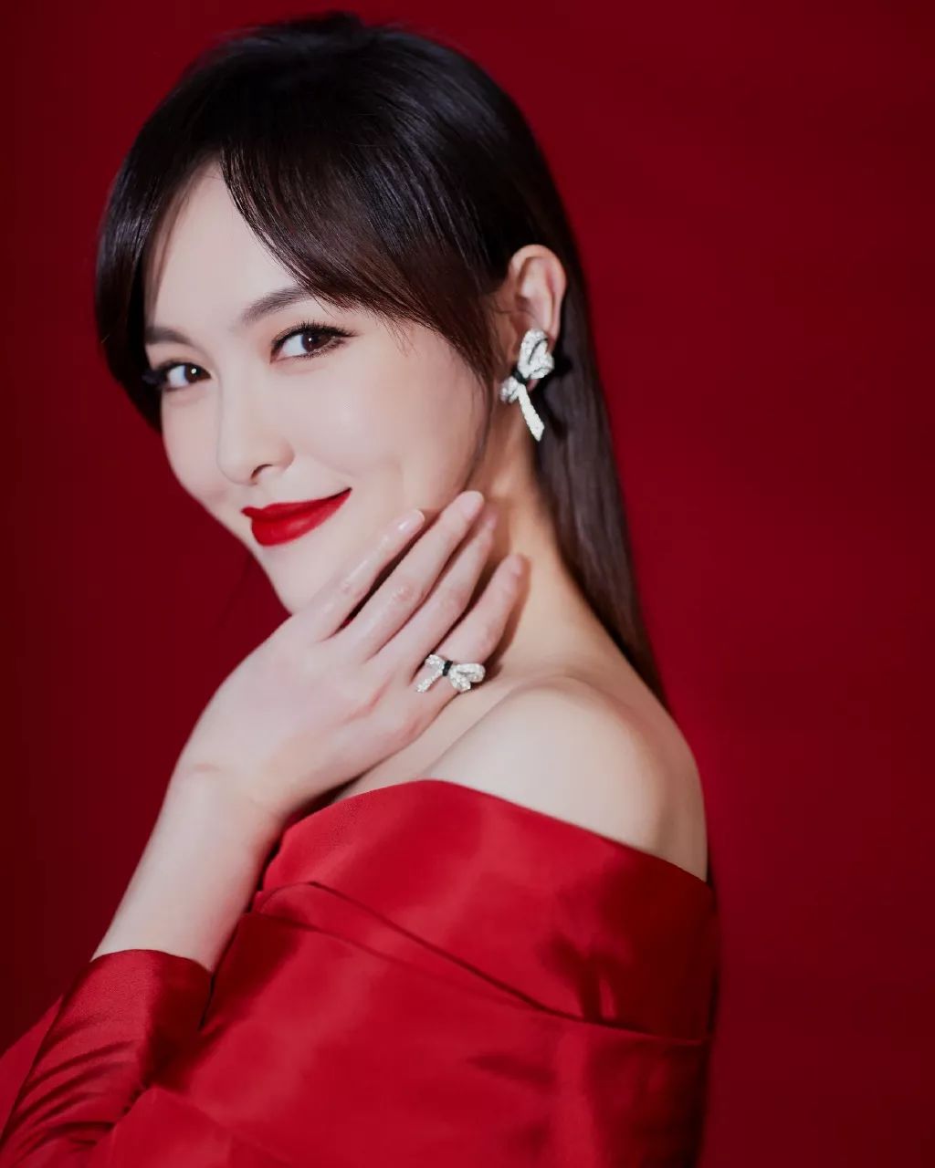 然而,并非只有高冷女神才能涂大红唇,用它来演绎成熟温婉的风格也很