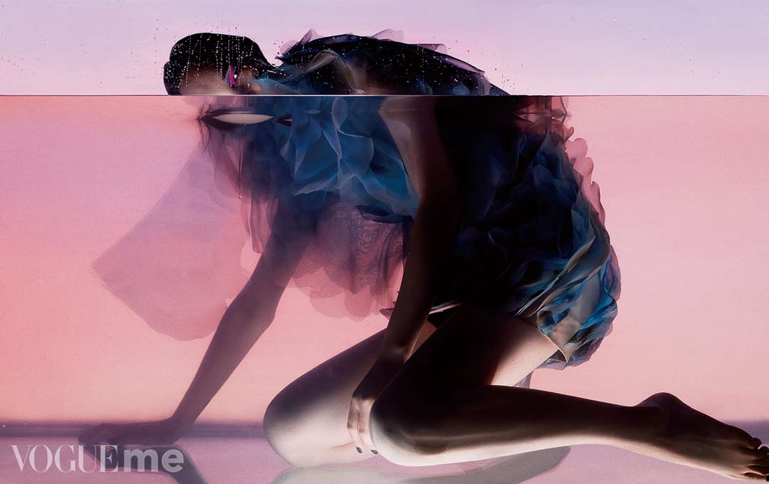 犹如在暗夜里绽放的灯塔水母.