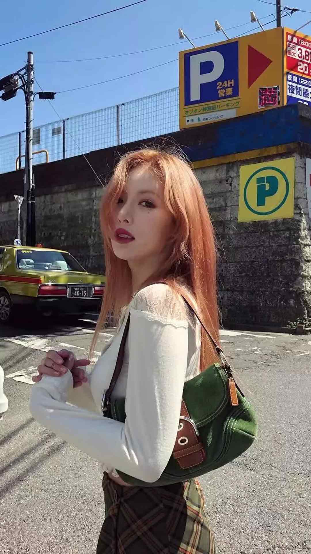 就如同西方满头红发的"ginger girl",背负着"妖女"刻板印象,却重新给